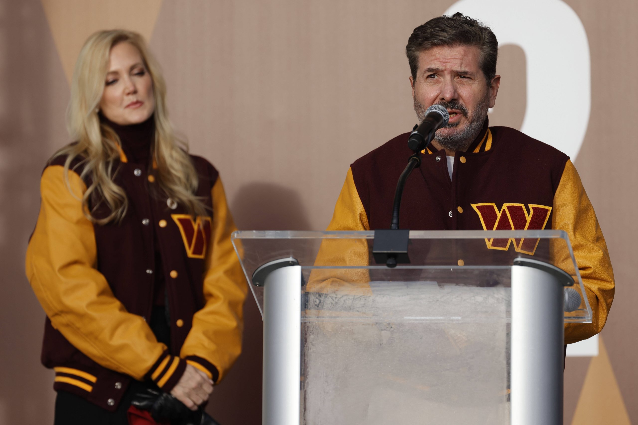 NFL, American Football Dan Snyder, USA Washington Football Team press conference, PK, Pressekonferenz Feb 2, 2022 Landover, MD, USA Washington Commanders co-owner Dan Snyder speaks as co-owner Tanya Snyder L listens during a press conference revealing the Commanders as the new name for the formerly named Washington Football Team at FedEx Field. Mandatory Credit: Geoff Burke-USA TODAY Sports, 02.02.2022 08:36:19, 17604883, FedEx Field, NFL, Dan Snyder, Washington Football Team PUBLICATIONxINxGERxSUIxAUTxONLY Copyright: xGeoffxBurkex 17604883