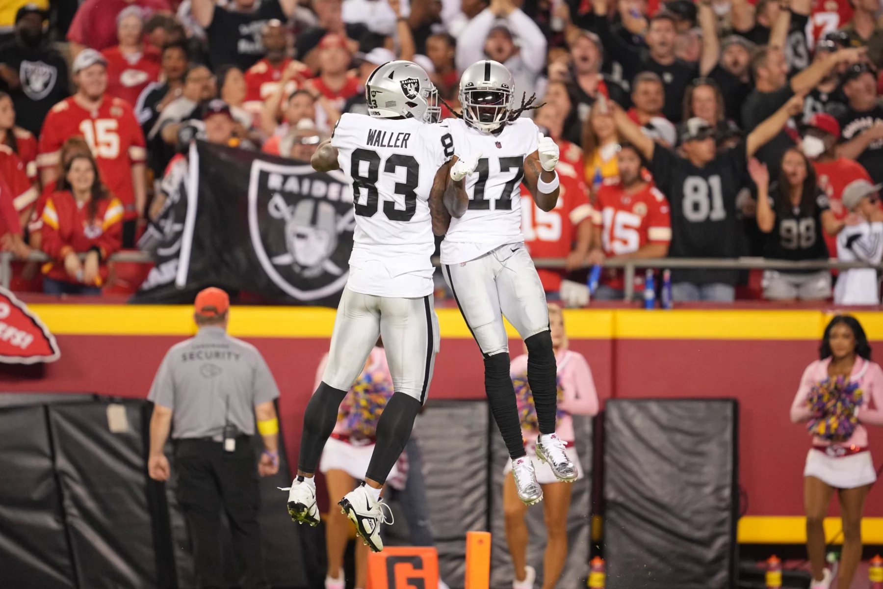 NFL, American Football Herren, USA Las Vegas Raiders at Kansas City Chiefs Oct 10, 2022 Kansas City, Missouri, USA Las Vegas Raiders wide receiver Davante Adams 17 celebrates a touch down with Las Vegas Raiders tight end Darren Waller 83 in the in the first half against the Kansas City Chiefs GEHA Field at Arrowhead Stadium. Kansas City GEHA Field at Arrowhead Stadium Missouri USA, EDITORIAL USE ONLY PUBLICATIONxINxGERxSUIxAUTxONLY Copyright: xJayxBiggerstaffx 20221010_szo_sm8_0065