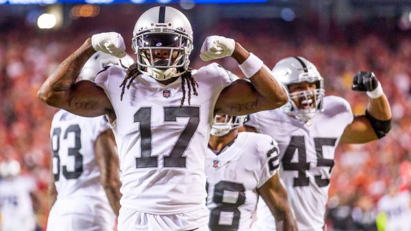 KANSAS CITY, MO - OCTOBER 10: Las Vegas Raiders wide receiver Davante Adams 17 celebrates in the end zone after scoring a touchdown during the first half against the Kansas City Chiefs on October 10th, 2022 at GEHA field in Kansas City, Missouri. Photo by William Purnell/Icon Sportswire NFL, American Football Herren, USA OCT 10 Raiders at Chiefs Icon202210100687