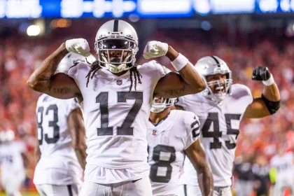 KANSAS CITY, MO - OCTOBER 10: Las Vegas Raiders wide receiver Davante Adams 17 celebrates in the end zone after scoring a touchdown during the first half against the Kansas City Chiefs on October 10th, 2022 at GEHA field in Kansas City, Missouri. Photo by William Purnell/Icon Sportswire NFL, American Football Herren, USA OCT 10 Raiders at Chiefs Icon202210100687