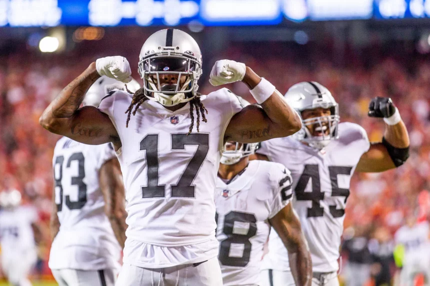 KANSAS CITY, MO - OCTOBER 10: Las Vegas Raiders wide receiver Davante Adams 17 celebrates in the end zone after scoring a touchdown during the first half against the Kansas City Chiefs on October 10th, 2022 at GEHA field in Kansas City, Missouri. Photo by William Purnell/Icon Sportswire NFL, American Football Herren, USA OCT 10 Raiders at Chiefs Icon202210100687