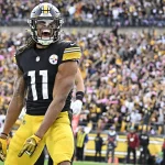 PITTSBURGH, PA - OCTOBER 16: Pittsburgh Steelers wide receiver Chase Claypool 11 celebrates after making a touchdown in the fourth quarter during the game between the Tampa Bay Buccaneers and the Pittsburgh Steelers at Acrisure Stadium in Pittsburgh, PA on October 16, 2022. Photo by Shelley Lipton/Icon Sportswire NFL, American Football Herren, USA SEP 18 Buccaneers at Steelers Icon2210161376