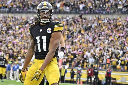 PITTSBURGH, PA - OCTOBER 16: Pittsburgh Steelers wide receiver Chase Claypool 11 celebrates after making a touchdown in the fourth quarter during the game between the Tampa Bay Buccaneers and the Pittsburgh Steelers at Acrisure Stadium in Pittsburgh, PA on October 16, 2022. Photo by Shelley Lipton/Icon Sportswire NFL, American Football Herren, USA SEP 18 Buccaneers at Steelers Icon2210161376