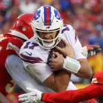 Josh Allen vs. Patrick Mahomes RTL NFL Woche 14 KANSAS CITY, MO - OCTOBER 16: Buffalo Bills quarterback Josh Allen 17 secures the ball as he is tackled in the fourth quarter of an NFL, American Football Herren, USA game between the Buffalo Bills and Kansas City Chiefs on October 16, 2022 at GEHA Field at Arrowhead Stadium in Kansas City, MO. Photo by Scott Winters/Icon Sportswire NFL: OCT 16 Bills at Chiefs Icon2210160840