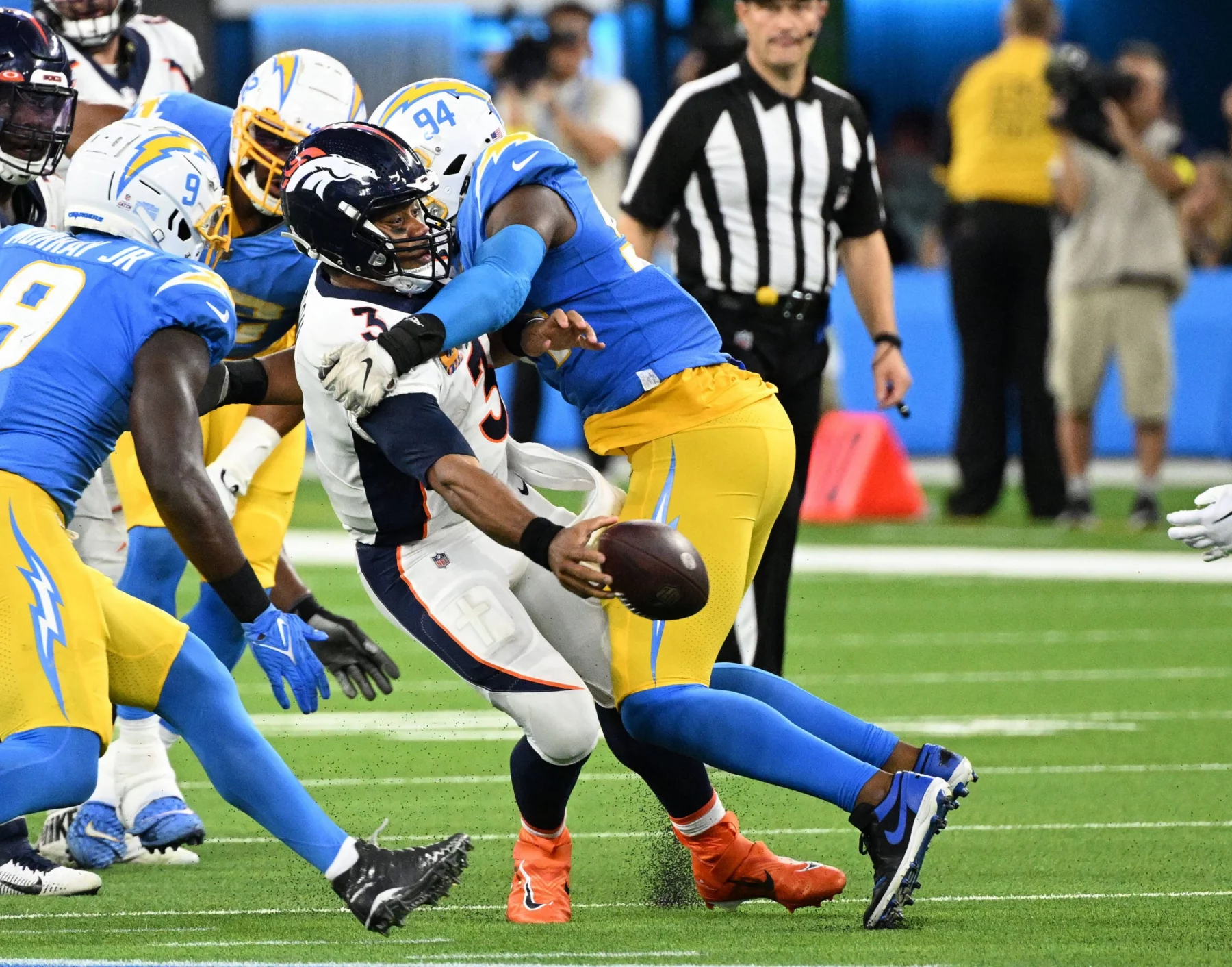 Broncos quarterback Russell Wilson 3 underhands a pass in front of Chargers Chris Rumph II at SoFi Stadium in Inglewood, California on Monday, October 17, 2022. The Chargers beat the Broncos 19-16. PUBLICATIONxINxGERxSUIxAUTxHUNxONLY LAP2022101711 JONxSOOHOO