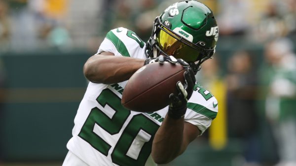 GREEN BAY, WI - OCTOBER 16: New York Jets running back Breece Hall 20 makes a catch during a game between the Green Bay Packers and the New York Jets at Lambeau Field on October 16, 2022 in Green Bay, WI. Photo by Larry Radloff/Icon Sportswire NFL, American Football Herren, USA OCT 16 Jets at Packers Icon2210160039
