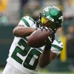 NFL Week 3 GREEN BAY, WI - OCTOBER 16: New York Jets running back Breece Hall 20 makes a catch during a game between the Green Bay Packers and the New York Jets at Lambeau Field on October 16, 2022 in Green Bay, WI. Photo by Larry Radloff/Icon Sportswire NFL, American Football Herren, USA OCT 16 Jets at Packers Icon2210160039