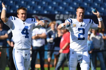 NFL, American Football Herren, USA Indianapolis Colts at Tennessee Titans Oct 23, 2022 Nashville, Tennessee, USA Indianapolis Colts quarterback Sam Ehlinger 4 and quarterback Matt Ryan 2 stretch before the game against the Tennessee Titans at Nissan Stadium. Nashville Nissan Stadium Tennessee USA, EDITORIAL USE ONLY PUBLICATIONxINxGERxSUIxAUTxONLY Copyright: xChristopherxHanewinckelx 20221023_lbm_usa_042