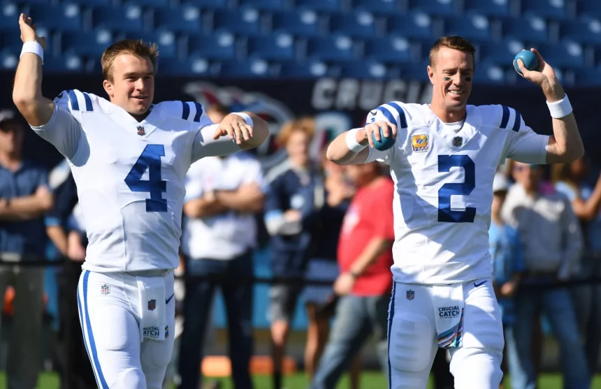 NFL, American Football Herren, USA Indianapolis Colts at Tennessee Titans Oct 23, 2022 Nashville, Tennessee, USA Indianapolis Colts quarterback Sam Ehlinger 4 and quarterback Matt Ryan 2 stretch before the game against the Tennessee Titans at Nissan Stadium. Nashville Nissan Stadium Tennessee USA, EDITORIAL USE ONLY PUBLICATIONxINxGERxSUIxAUTxONLY Copyright: xChristopherxHanewinckelx 20221023_lbm_usa_042