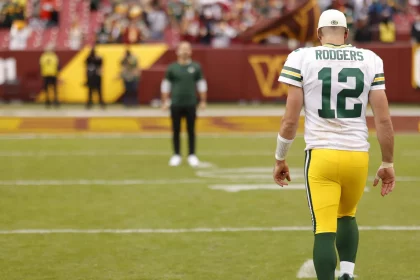 NFL, American Football Herren, USA Green Bay Packers at Washington Commanders Oct 23, 2022 Landover, Maryland, USA Green Bay Packers quarterback Aaron Rodgers 12 walks off the field after the Packers game against the Washington Commanders at FedExField. Landover FedExField Maryland USA, EDITORIAL USE ONLY PUBLICATIONxINxGERxSUIxAUTxONLY Copyright: xGeoffxBurkex 20221023_gkb_sb4_031
