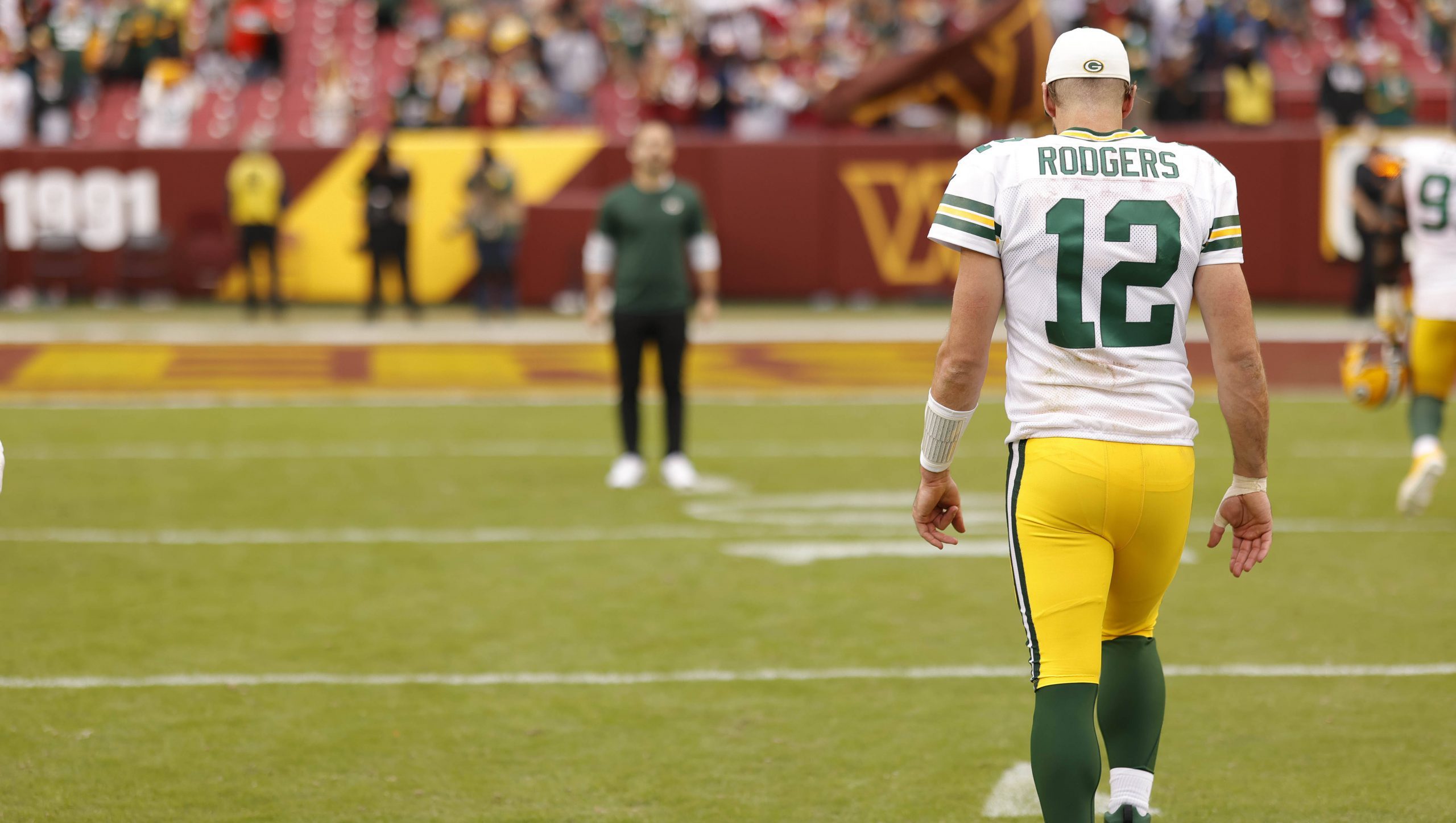 NFL, American Football Herren, USA Green Bay Packers at Washington Commanders Oct 23, 2022 Landover, Maryland, USA Green Bay Packers quarterback Aaron Rodgers 12 walks off the field after the Packers game against the Washington Commanders at FedExField. Landover FedExField Maryland USA, EDITORIAL USE ONLY PUBLICATIONxINxGERxSUIxAUTxONLY Copyright: xGeoffxBurkex 20221023_gkb_sb4_031