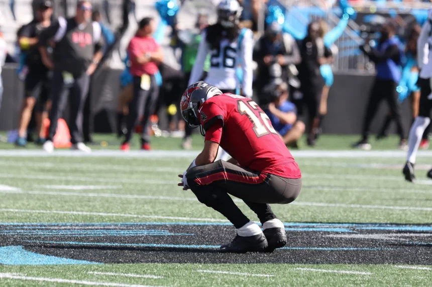 CHARLOTTE, NC - OCTOBER 23: Tampa Bay Buccaneers quarterback Tom Brady 12 looks dejected after another unsuccessful 3rd down play during an NFL, American Football Herren, USA football game between the Tampa Bay Buccaneers and the Carolina Panthers on October 23, 2022 at Bank of America Stadium in Charlotte, N.C. Photo by John Byrum/Icon Sportswire NFL: OCT 23 Buccaneers at Panthers Icon22102304