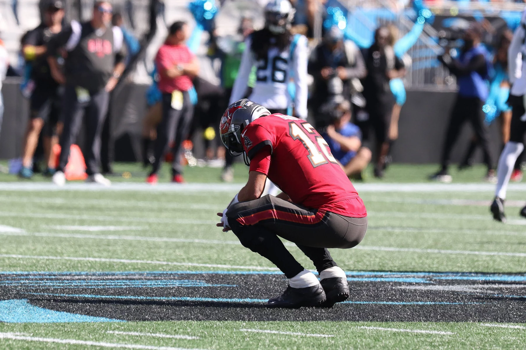 CHARLOTTE, NC - OCTOBER 23: Tampa Bay Buccaneers quarterback Tom Brady 12 looks dejected after another unsuccessful 3rd down play during an NFL, American Football Herren, USA football game between the Tampa Bay Buccaneers and the Carolina Panthers on October 23, 2022 at Bank of America Stadium in Charlotte, N.C. Photo by John Byrum/Icon Sportswire NFL: OCT 23 Buccaneers at Panthers Icon22102304