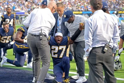NFL, American Football Herren, USA Seattle Seahawks at Los Angeles Chargers Oct 23, 2022 Inglewood, California, USA Los Angeles Chargers cornerback J.C. Jackson 27 grimaces in pain as the medical team tries to life him off the ground after he was injured defending Seattle Seahawks wide receiver Marquise Goodwin 11 on a touchdown pass in the first half against the Los Angeles Chargers at SoFi Stadium. Inglewood SoFi Stadium California USA, EDITORIAL USE ONLY PUBLICATIONxINxGERxSUIxAUTxONLY Copyright: xJaynexKamin-Onceax 20221023_tbs_aj4_264