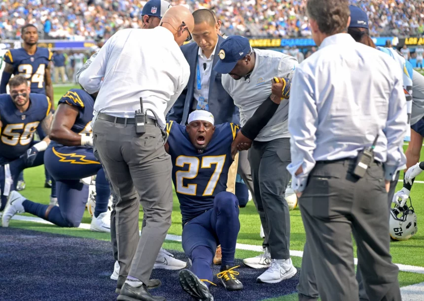 NFL, American Football Herren, USA Seattle Seahawks at Los Angeles Chargers Oct 23, 2022 Inglewood, California, USA Los Angeles Chargers cornerback J.C. Jackson 27 grimaces in pain as the medical team tries to life him off the ground after he was injured defending Seattle Seahawks wide receiver Marquise Goodwin 11 on a touchdown pass in the first half against the Los Angeles Chargers at SoFi Stadium. Inglewood SoFi Stadium California USA, EDITORIAL USE ONLY PUBLICATIONxINxGERxSUIxAUTxONLY Copyright: xJaynexKamin-Onceax 20221023_tbs_aj4_264