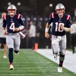 NFL, American Football Herren, USA Chicago Bears at New England Patriots Oct 24, 2022 Foxborough, Massachusetts, USA New England Patriots quarterback Mac Jones 10 and quarterback Bailey Zappe 4 run onto the field before a game against the Chicago Bears at Gillette Stadium. Foxborough Gillette Stadium Massachusetts USA, EDITORIAL USE ONLY PUBLICATIONxINxGERxSUIxAUTxONLY Copyright: xBrianxFluhartyx 20221024_brf_fb7_0004