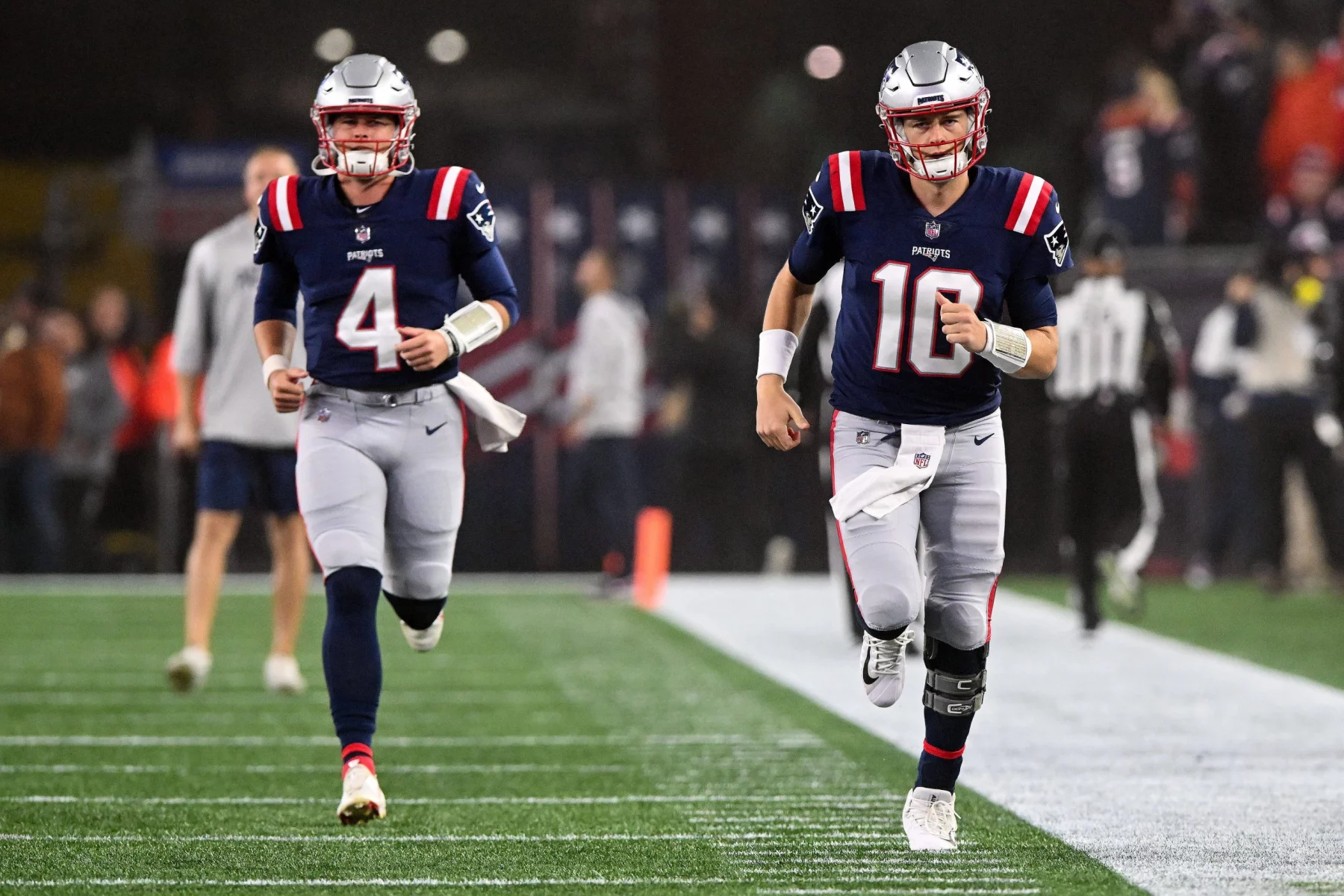 NFL, American Football Herren, USA Chicago Bears at New England Patriots Oct 24, 2022 Foxborough, Massachusetts, USA New England Patriots quarterback Mac Jones 10 and quarterback Bailey Zappe 4 run onto the field before a game against the Chicago Bears at Gillette Stadium. Foxborough Gillette Stadium Massachusetts USA, EDITORIAL USE ONLY PUBLICATIONxINxGERxSUIxAUTxONLY Copyright: xBrianxFluhartyx 20221024_brf_fb7_0004