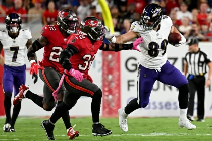 NFL, American Football Herren, USA Baltimore Ravens at Tampa Bay Buccaneers Oct 27, 2022 Tampa, Florida, USA Baltimore Ravens tight end Mark Andrews 89 gets past Tampa Bay Buccaneers defensive back Mike Edwards 32 in the first quarter at Raymond James Stadium. Tampa Raymond James Stadium Florida USA, EDITORIAL USE ONLY PUBLICATIONxINxGERxSUIxAUTxONLY Copyright: xJonathanxDyerx 20221027_gav_db1_030