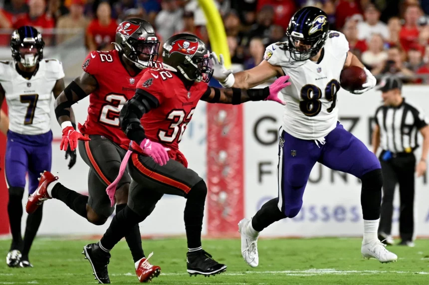 NFL, American Football Herren, USA Baltimore Ravens at Tampa Bay Buccaneers Oct 27, 2022 Tampa, Florida, USA Baltimore Ravens tight end Mark Andrews 89 gets past Tampa Bay Buccaneers defensive back Mike Edwards 32 in the first quarter at Raymond James Stadium. Tampa Raymond James Stadium Florida USA, EDITORIAL USE ONLY PUBLICATIONxINxGERxSUIxAUTxONLY Copyright: xJonathanxDyerx 20221027_gav_db1_030