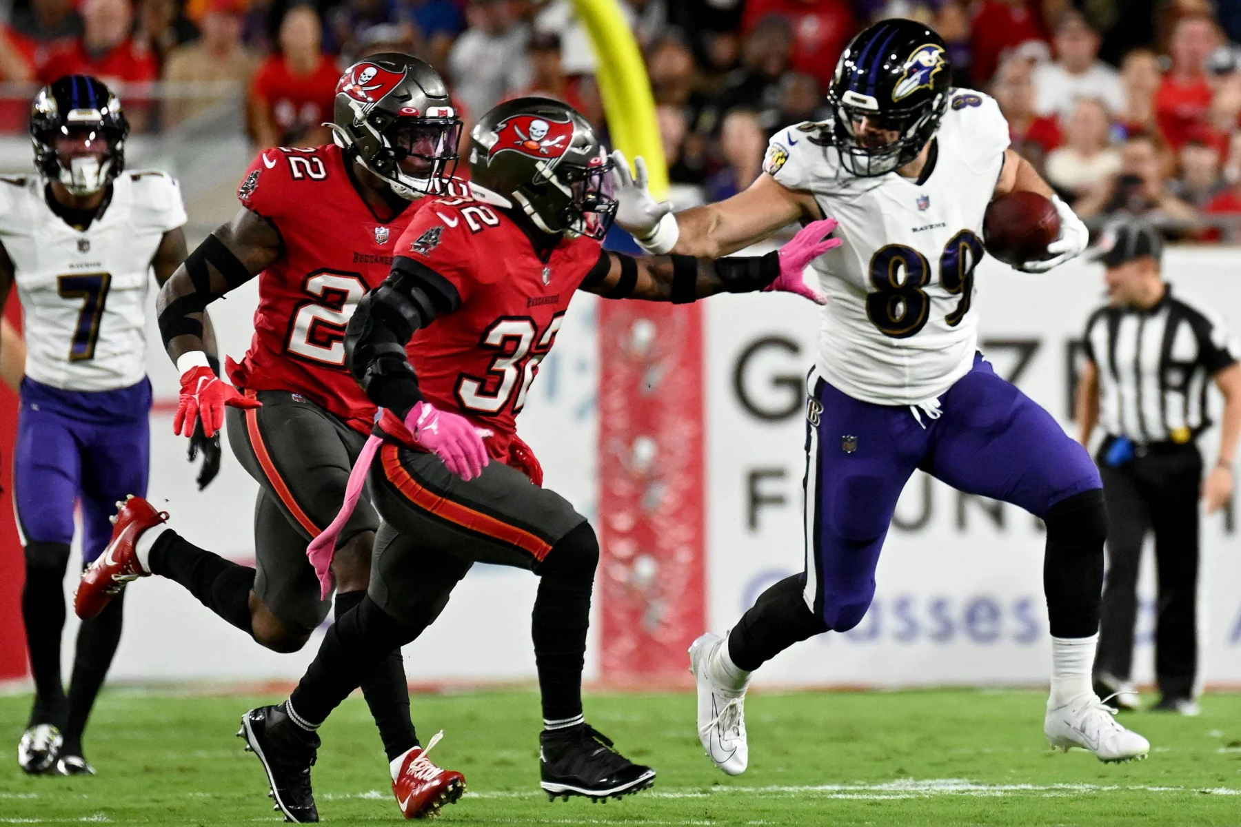 NFL, American Football Herren, USA Baltimore Ravens at Tampa Bay Buccaneers Oct 27, 2022 Tampa, Florida, USA Baltimore Ravens tight end Mark Andrews 89 gets past Tampa Bay Buccaneers defensive back Mike Edwards 32 in the first quarter at Raymond James Stadium. Tampa Raymond James Stadium Florida USA, EDITORIAL USE ONLY PUBLICATIONxINxGERxSUIxAUTxONLY Copyright: xJonathanxDyerx 20221027_gav_db1_030