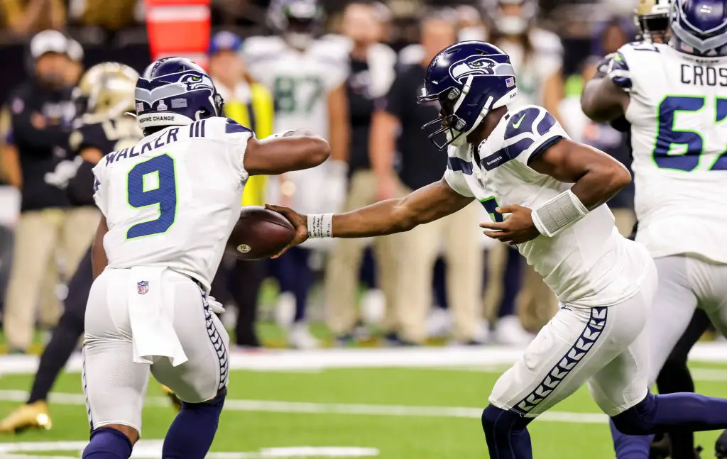 NFL, American Football Herren, USA Seattle Seahawks at New Orleans Saints Oct 9, 2022 New Orleans, Louisiana, USA Seattle Seahawks quarterback Geno Smith 7 hands there ball off to running back Kenneth Walker III 9 during the second half at Caesars Superdome. New Orleans Caesars Superdome Louisiana USA, EDITORIAL USE ONLY PUBLICATIONxINxGERxSUIxAUTxONLY Copyright: xStephenxLewx 20221009_szo_la1_0415