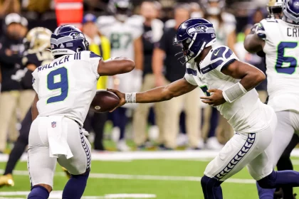 FootballR - NFL - Die Seattle Seahawks und die New Orleans Saints spielen Football. Geno Smith 7 übergibt den ball an running back Kenneth Walker III 9