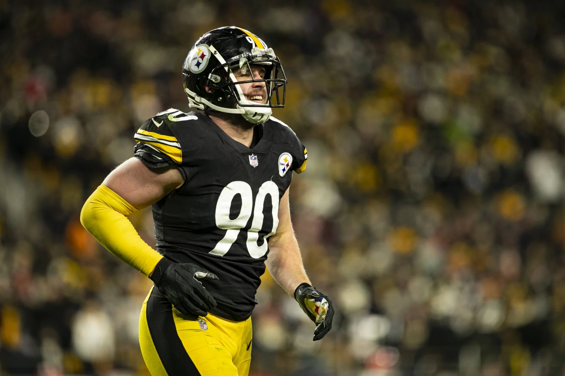 PITTSBURGH, PA - JANUARY 03: Pittsburgh Steelers outside linebacker T.J. Watt 90 looks on during the game against the Cleveland Browns and the Pittsburgh Steelers on January 03, 2022 at Heinz Field in Pittsburgh, PA. Photo by Mark Alberti/Icon Sportswire NFL, American Football Herren, USA JAN 03 Browns at Steelers Icon22010306151