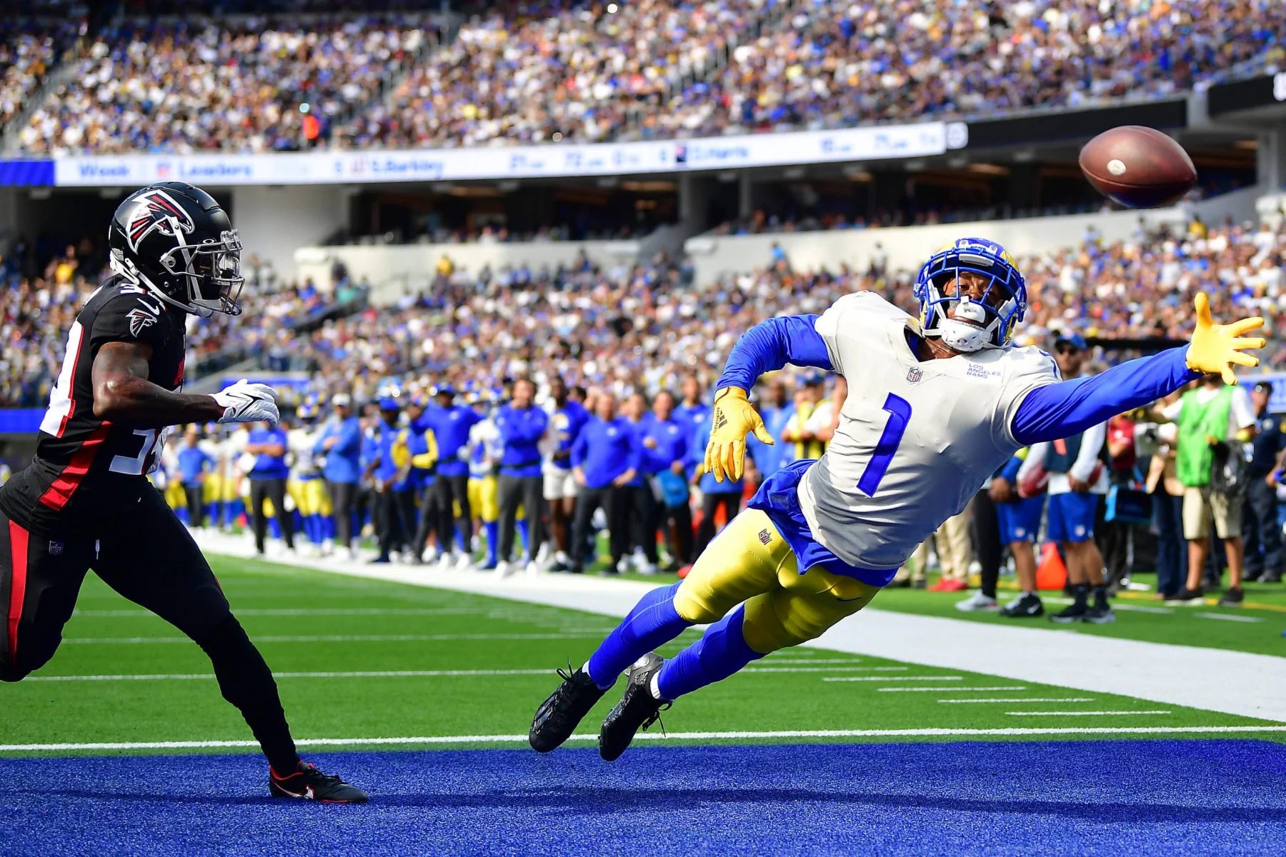 Allen Robinson, NFL, American Football Herren, USA Atlanta Falcons at Los Angeles Rams Sep 18, 2022 Inglewood, California, USA Los Angeles Rams wide receiver Allen Robinson II 1 misses catching a pass for a touchdown ahead of Atlanta Falcons cornerback Darren Hall 34 during the second half at SoFi Stadium. Inglewood SoFi Stadium California USA, EDITORIAL USE ONLY PUBLICATIONxINxGERxSUIxAUTxONLY Copyright: xGaryxA.xVasquezx 20220918_gav_sv5_135