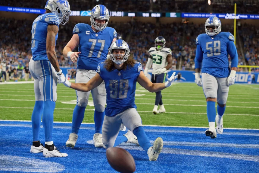 Seattle Seahawks vs Detroit Lions Detroit Lions tight end T.J. Hockenson 88 celebrates his two-point conversion during the second half of an NFL, American Football Herren, USA football game against the Seattle Seahawks in Detroit, Michigan USA, on Sunday, October 2, 2022 Detroit Michigan United States PUBLICATIONxNOTxINxFRA Copyright: xJorgexLemusx originalFilename:lemus-seattles221002_npugT.jpg