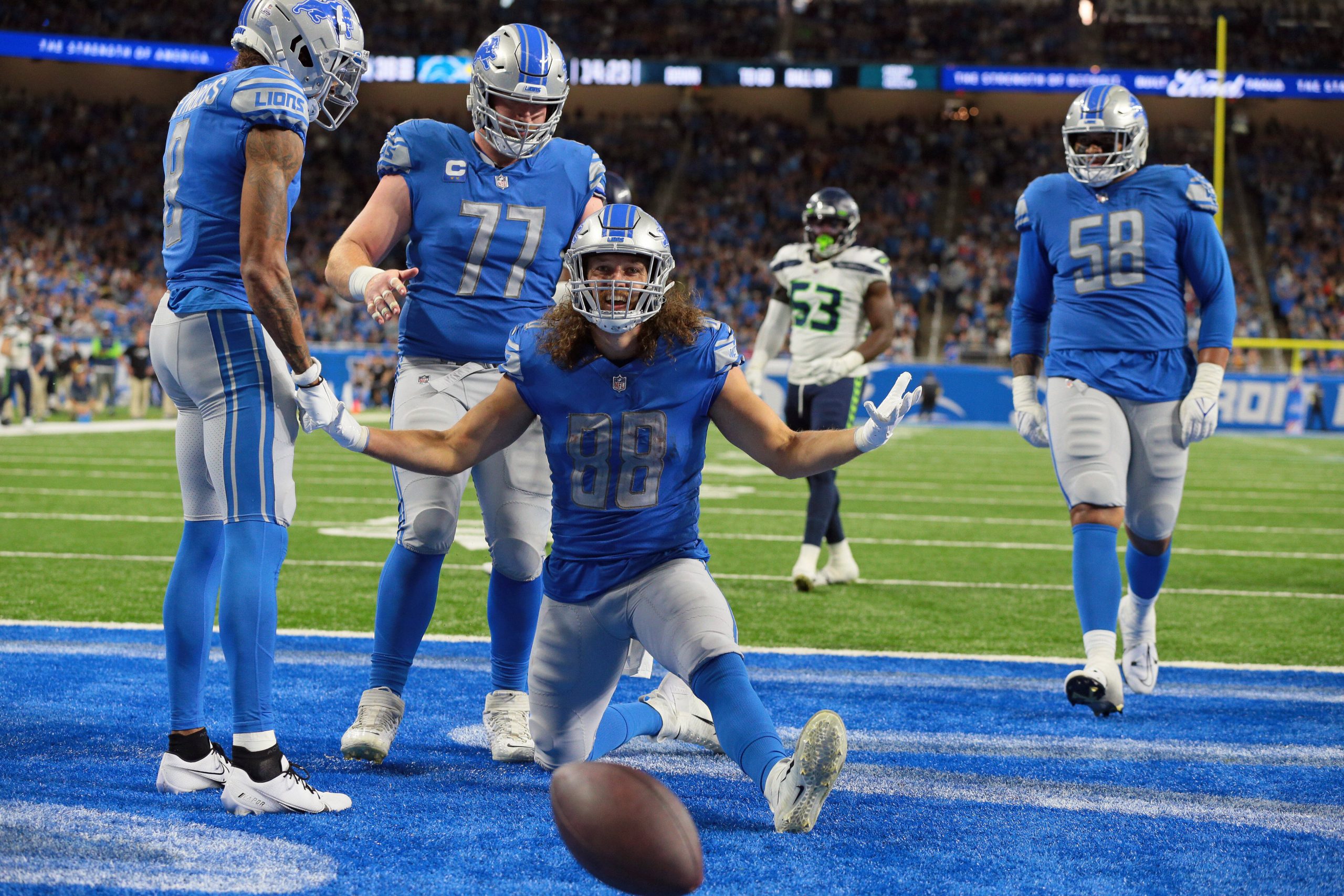 Seattle Seahawks vs Detroit Lions Detroit Lions tight end T.J. Hockenson 88 celebrates his two-point conversion during the second half of an NFL, American Football Herren, USA football game against the Seattle Seahawks in Detroit, Michigan USA, on Sunday, October 2, 2022 Detroit Michigan United States PUBLICATIONxNOTxINxFRA Copyright: xJorgexLemusx originalFilename:lemus-seattles221002_npugT.jpg