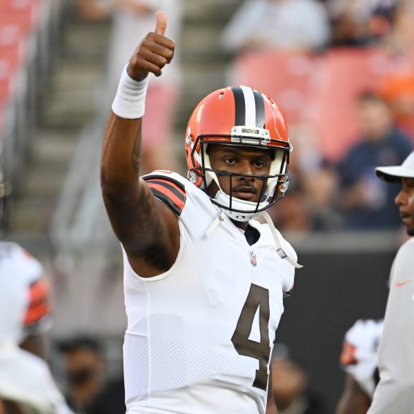 NFL, American Football Herren, USA Chicago Bears at Cleveland Browns, Aug 27, 2022 Cleveland, Ohio, USA Cleveland Browns quarterback Deshaun Watson 4 gives a thumbs up to fans before the game between the Browns and the Chicago Bears at FirstEnergy Stadium. Mandatory Credit: Ken Blaze-USA TODAY Sports , 27.08.2022 18:23:41, 18939920, Chicago Bears, NPStrans, Deshaun Watson, NFL, Cleveland Browns, FirstEnergy Stadium PUBLICATIONxINxGERxSUIxAUTxONLY Copyright: xKenxBlazex 18939920