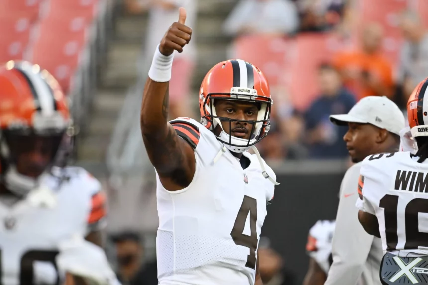 NFL, American Football Herren, USA Chicago Bears at Cleveland Browns, Aug 27, 2022 Cleveland, Ohio, USA Cleveland Browns quarterback Deshaun Watson 4 gives a thumbs up to fans before the game between the Browns and the Chicago Bears at FirstEnergy Stadium. Mandatory Credit: Ken Blaze-USA TODAY Sports , 27.08.2022 18:23:41, 18939920, Chicago Bears, NPStrans, Deshaun Watson, NFL, Cleveland Browns, FirstEnergy Stadium PUBLICATIONxINxGERxSUIxAUTxONLY Copyright: xKenxBlazex 18939920