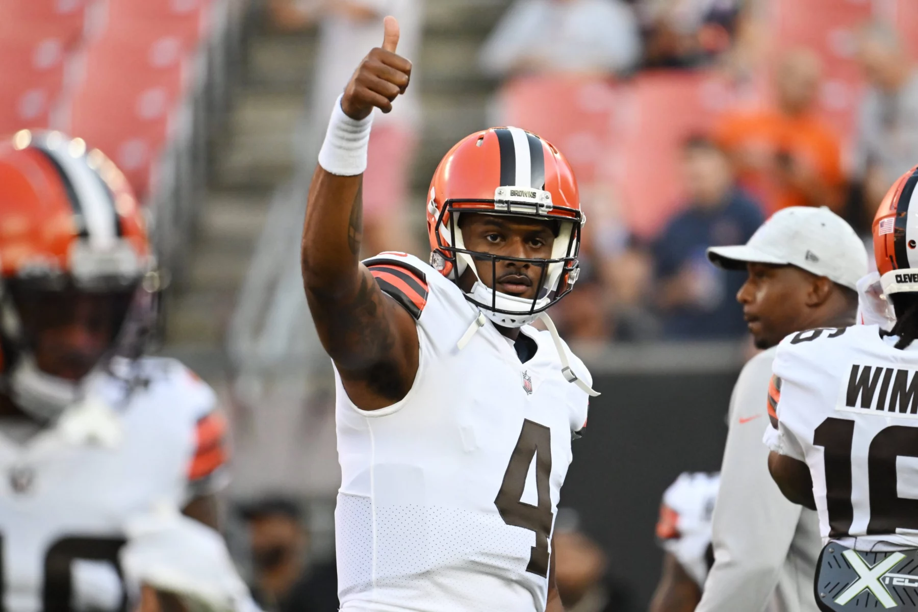 NFL, American Football Herren, USA Chicago Bears at Cleveland Browns, Aug 27, 2022 Cleveland, Ohio, USA Cleveland Browns quarterback Deshaun Watson 4 gives a thumbs up to fans before the game between the Browns and the Chicago Bears at FirstEnergy Stadium. Mandatory Credit: Ken Blaze-USA TODAY Sports , 27.08.2022 18:23:41, 18939920, Chicago Bears, NPStrans, Deshaun Watson, NFL, Cleveland Browns, FirstEnergy Stadium PUBLICATIONxINxGERxSUIxAUTxONLY Copyright: xKenxBlazex 18939920