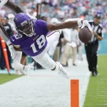 Woche 12 - MIAMI GARDENS, FL - OCTOBER 16: Minnesota Vikings wide receiver Justin Jefferson 18 reaches for the pylon with the ball during the game between the Minnesota Vikings and the Miami Dolphins on October 16, 2022 at Hard Rock Stadium, Miami Gardens, FL Photo by Peter Joneleit/Icon Sportswire NFL, American Football Herren, USA OCT 16 Vikings at Dolphins Icon1025991