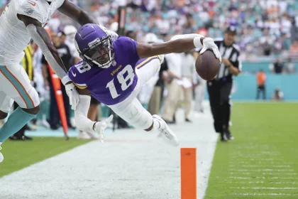 Woche 12 - MIAMI GARDENS, FL - OCTOBER 16: Minnesota Vikings wide receiver Justin Jefferson 18 reaches for the pylon with the ball during the game between the Minnesota Vikings and the Miami Dolphins on October 16, 2022 at Hard Rock Stadium, Miami Gardens, FL Photo by Peter Joneleit/Icon Sportswire NFL, American Football Herren, USA OCT 16 Vikings at Dolphins Icon1025991