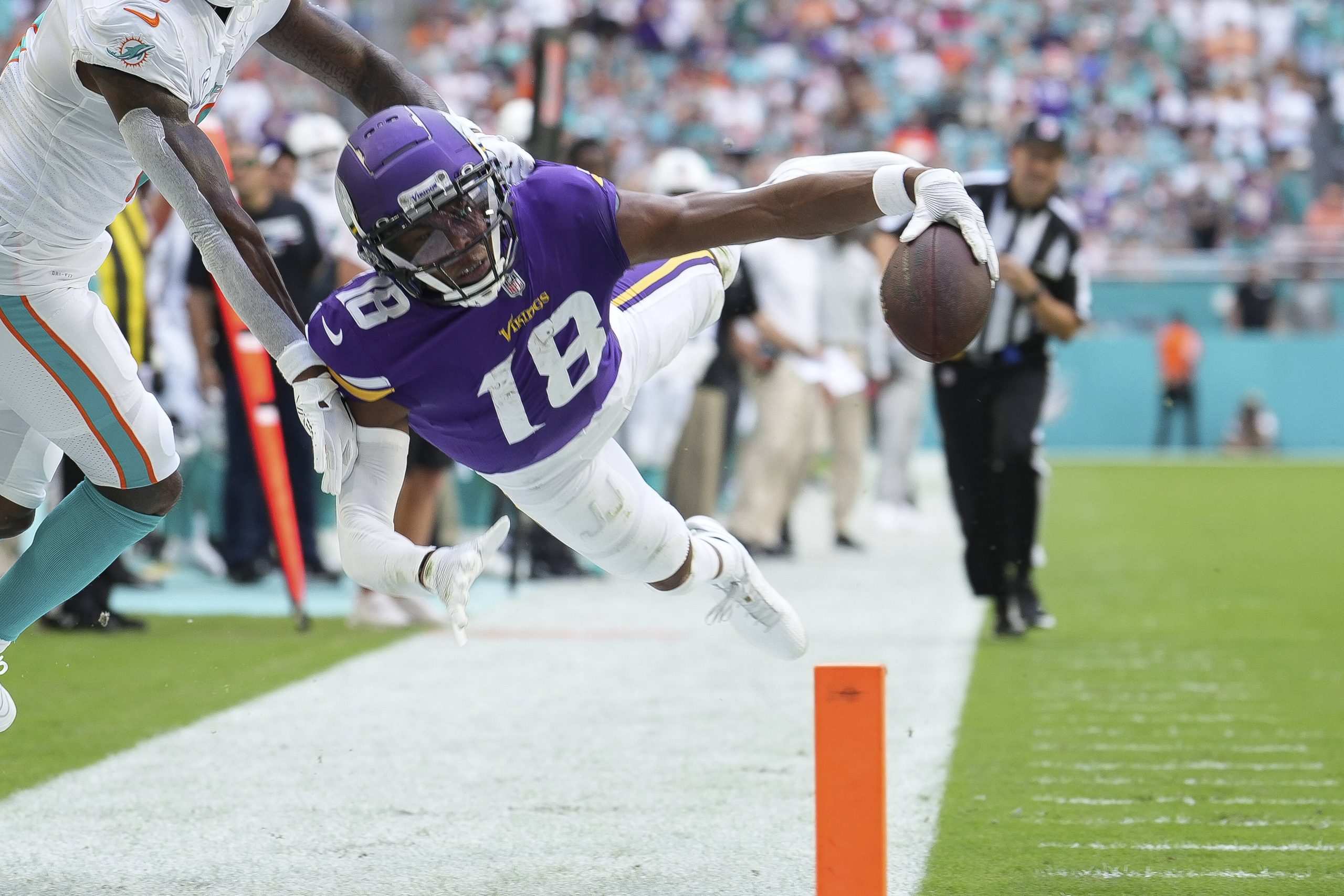 MIAMI GARDENS, FL - OCTOBER 16: Minnesota Vikings wide receiver Justin Jefferson 18 reaches for the pylon with the ball during the game between the Minnesota Vikings and the Miami Dolphins on October 16, 2022 at Hard Rock Stadium, Miami Gardens, FL Photo by Peter Joneleit/Icon Sportswire NFL, American Football Herren, USA OCT 16 Vikings at Dolphins Icon1025991