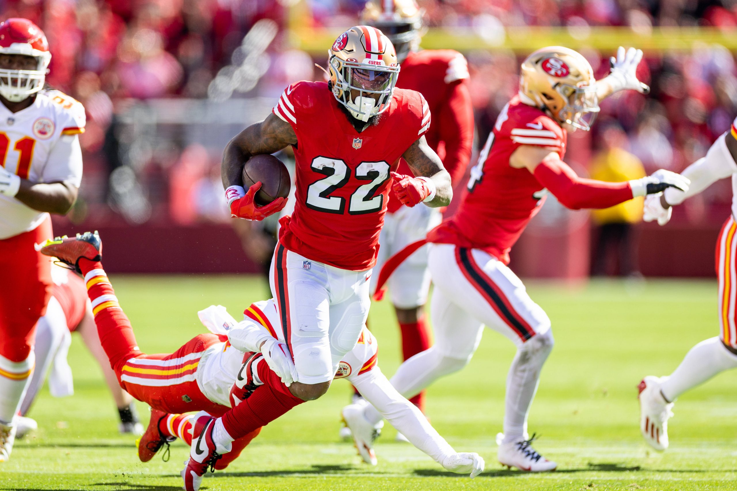 SANTA CLARA, CA - OCTOBER 23: San Francisco 49ers running back Jeff Wilson Jr. 22 runs the ball during the NFL, American Football Herren, USA professional football game between the Kansas City Chiefs and San Francisco 49ers on October 23, 2022 at Levis Stadium in Santa Clara, CA. Photo by Bob Kupbens/Icon Sportswire NFL: OCT 23 Chiefs at 49ers Icon22102311