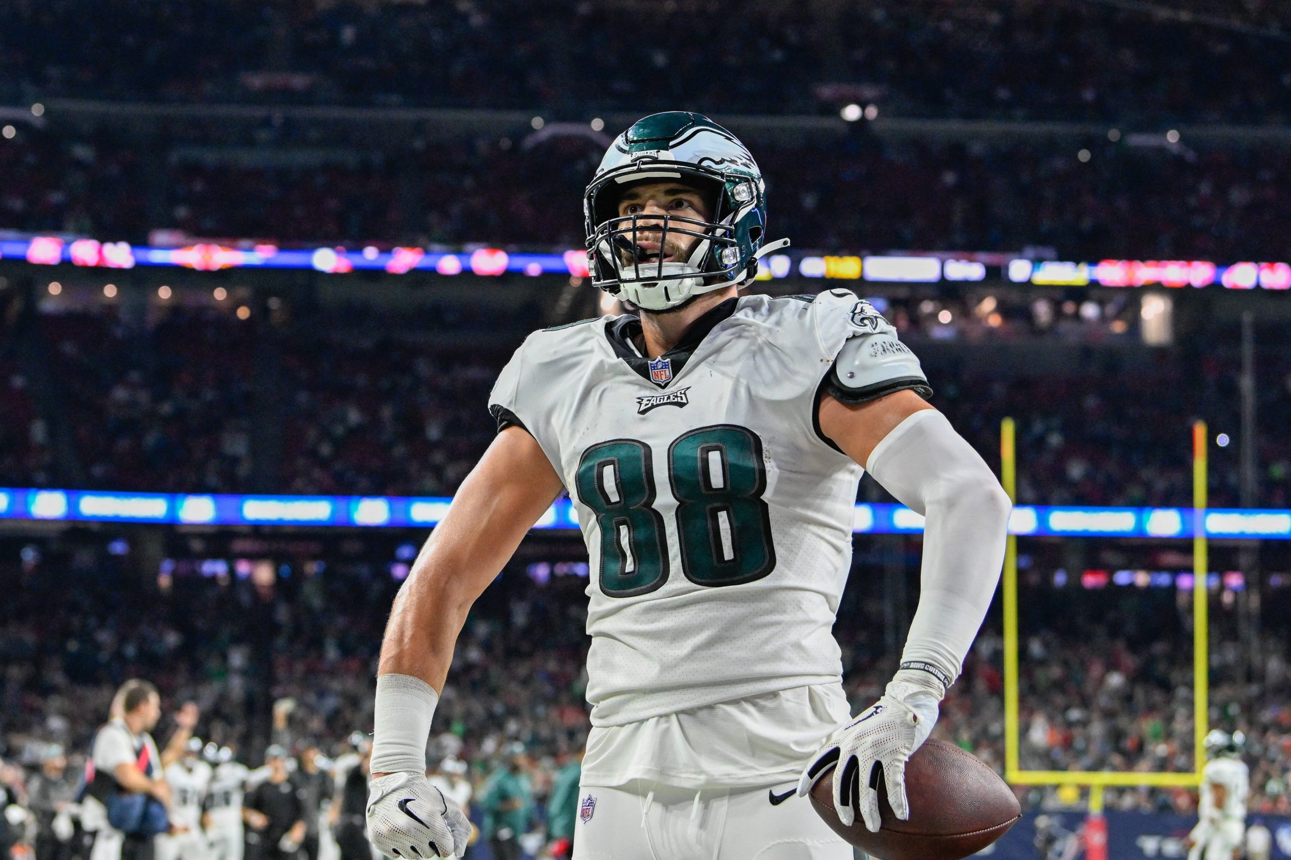 HOUSTON, TX - NOVEMBER 03: Philadelphia Eagles tight end Dallas Goedert 88 celebrates a late fourth quarter touchdown reception during the football game between the Philadelphia Eagles and Houston Texans at NRG Stadium on November 3, 2022 in Houston, TX. Photo by Ken Murray/Icon Sportswire NFL, American Football Herren, USA NOV 03 Eagles at Texans Icon221103073