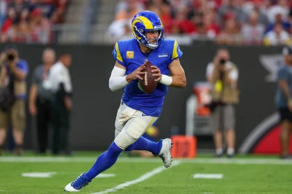 NFL, American Football Herren, USA Los Angeles Rams at Tampa Bay Buccaneers Nov 6, 2022 Tampa, Florida, USA Los Angeles Rams quarterback Matthew Stafford 9 drops back to pass against the Tampa Bay Buccaneers in the second quarter at Raymond James Stadium. Tampa Raymond James Stadium Florida USA, EDITORIAL USE ONLY PUBLICATIONxINxGERxSUIxAUTxONLY Copyright: xNathanxRayxSeebeckx 20221106_nrs_fo8_00013
