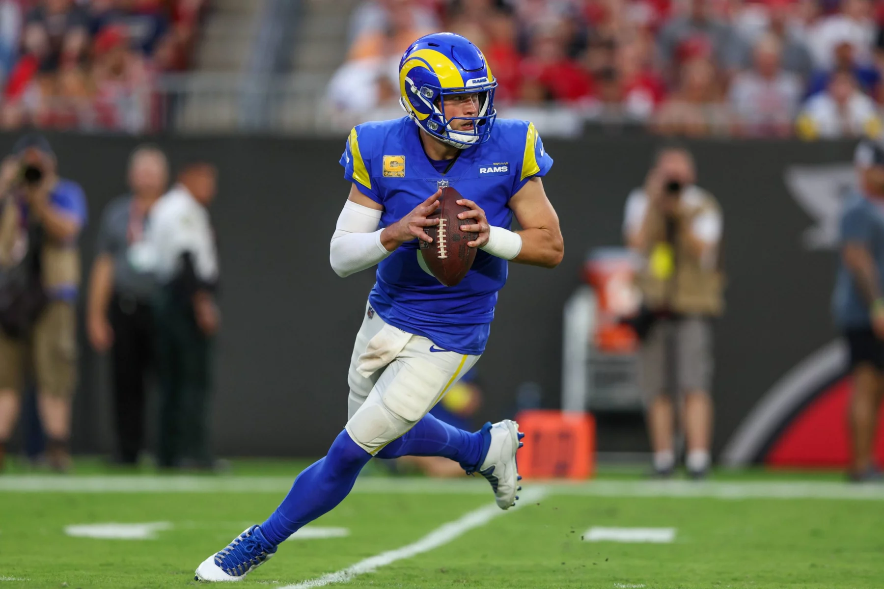 NFL, American Football Herren, USA Los Angeles Rams at Tampa Bay Buccaneers Nov 6, 2022 Tampa, Florida, USA Los Angeles Rams quarterback Matthew Stafford 9 drops back to pass against the Tampa Bay Buccaneers in the second quarter at Raymond James Stadium. Tampa Raymond James Stadium Florida USA, EDITORIAL USE ONLY PUBLICATIONxINxGERxSUIxAUTxONLY Copyright: xNathanxRayxSeebeckx 20221106_nrs_fo8_00013