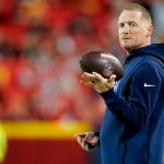 NFL, American Football Herren, USA Tennessee Titans at Kansas City Chiefs Nov 6, 2022 Kansas City, Missouri, USA Tennessee Titans offensive coordinator Todd Downing watches the team warm up before facing the Kansas City Chiefs at GEHA Field at Arrowhead Stadium. Kansas City GEHA Field at Arrowhead Stadium Missouri USA, EDITORIAL USE ONLY PUBLICATIONxINxGERxSUIxAUTxONLY Copyright: xGeorgexWalkerxIVx/xTennessean.comx 20221106_szo_sm8_0083