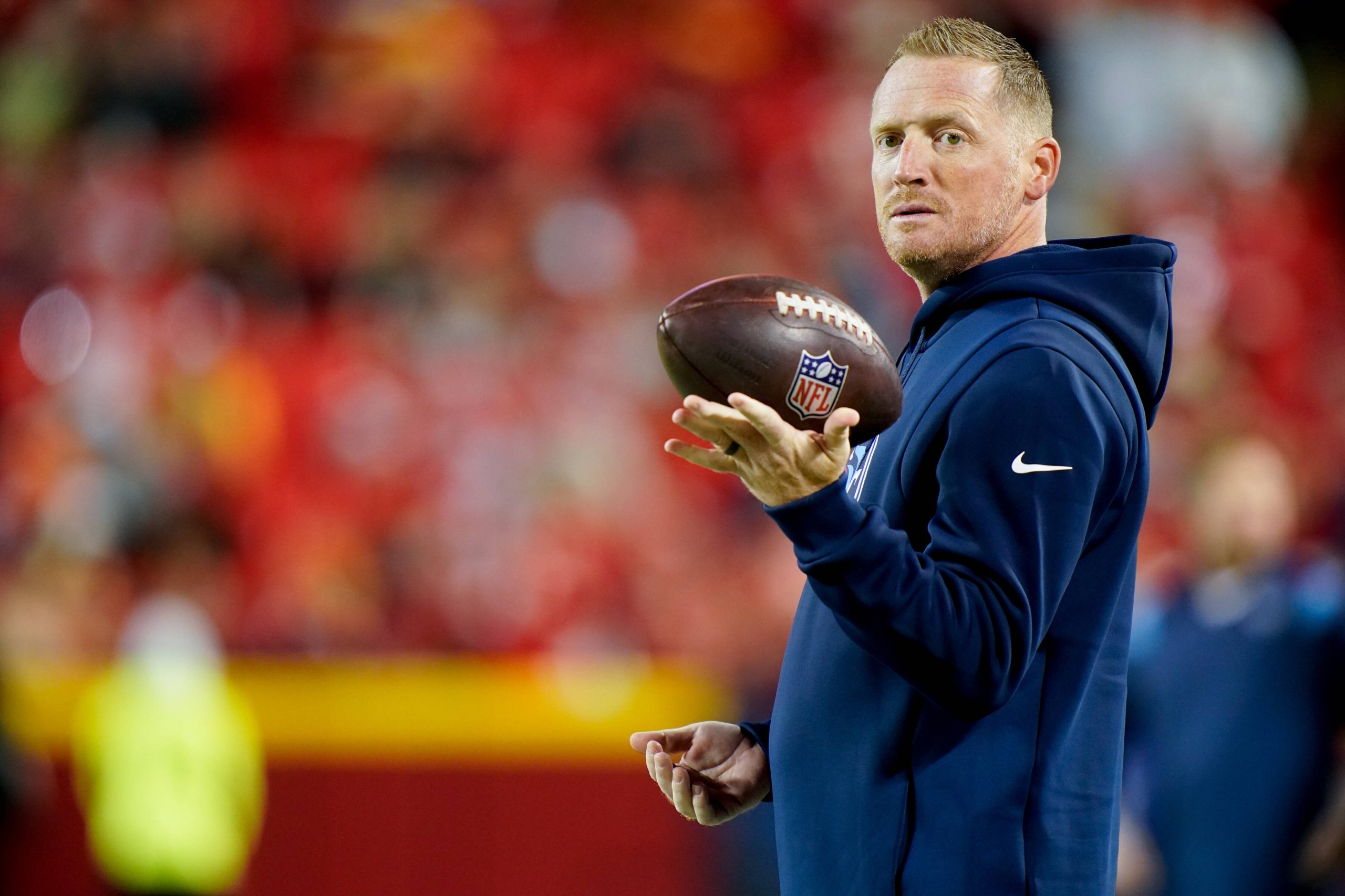 NFL, American Football Herren, USA Tennessee Titans at Kansas City Chiefs Nov 6, 2022 Kansas City, Missouri, USA Tennessee Titans offensive coordinator Todd Downing watches the team warm up before facing the Kansas City Chiefs at GEHA Field at Arrowhead Stadium. Kansas City GEHA Field at Arrowhead Stadium Missouri USA, EDITORIAL USE ONLY PUBLICATIONxINxGERxSUIxAUTxONLY Copyright: xGeorgexWalkerxIVx/xTennessean.comx 20221106_szo_sm8_0083