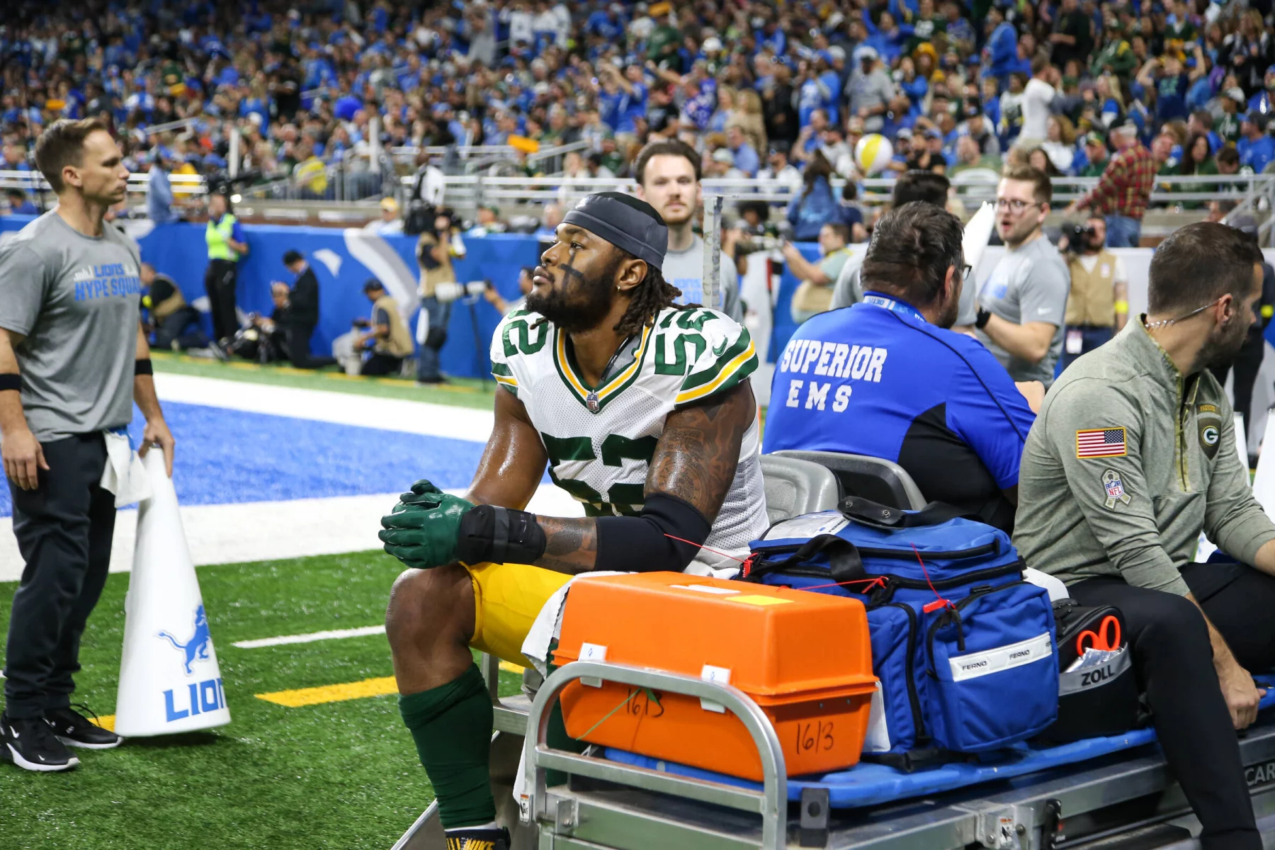 DETROIT, MI - NOVEMBER 06: Green Bay Packers linebacker Rashan Gary 52 looks on as he rides on a medical cart that takes him off of the field during the second quarter of an NFL, American Football Herren, USA regular season football game between the Green Bay Packers and the Detroit Lions on November 6, 2022 at Ford Field in Detroit, Michigan. Photo by Scott W. Grau/Icon Sportswire NFL: NOV 06 Packers at Lions Icon22110638
