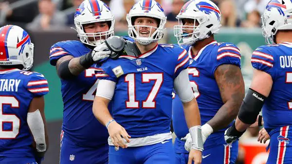 Pro Bowl - EAST RUTHERFORD, NJ - NOVEMBER 06: Buffalo Bills quarterback Josh Allen 17 gets his shoulder pad fixed during the National Football League game between the New York Jets and Buffalo Bills on November 6, 2022 at MetLife Stadium in East Rutherford, New Jersey. Photo by Rich Graessle/Icon Sportswire NFL, American Football Herren, USA NOV 06 Bills at Jets Icon2211069963