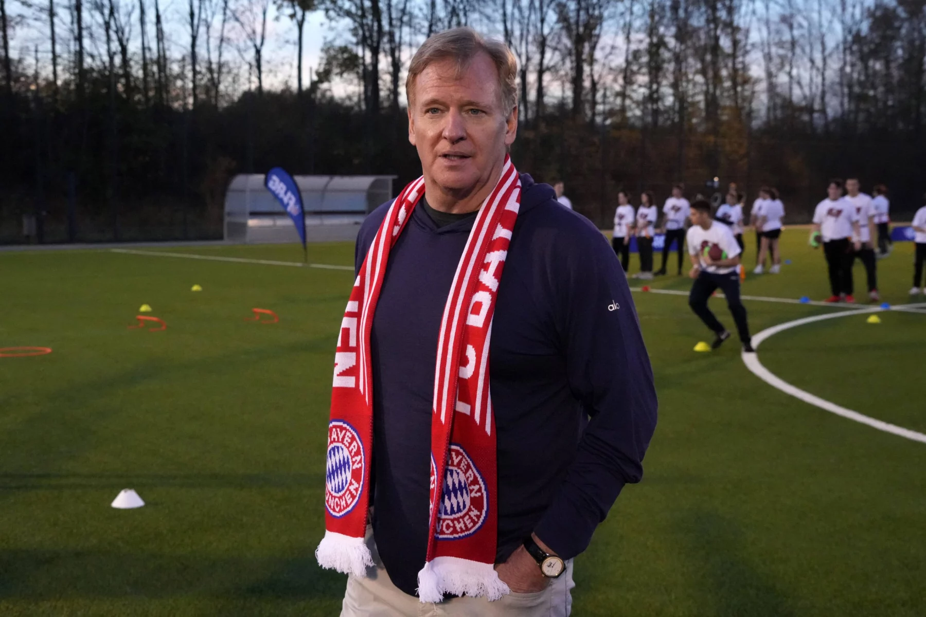 NFL: Internationale Spiele, American Football Herren, USA International Series-NFL Flag Community Event Nov 10, 2022 Munich, Germany NFL commissioner Roger Goodell wears an FC Bayern scarf during an NFL Flag Football community event at the FC Bayern Campus. Munich FC Bayern Campus Germany, EDITORIAL USE ONLY PUBLICATIONxINxGERxSUIxAUTxONLY Copyright: xKirbyxLeex 20221111_jla_al2_123