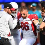 INGLEWOOD, CA - NOVEMBER 13: Arizona Cardinals tight end Zach Ertz 86 is helped off the field after being injured during the NFL, American Football Herren, USA game between the Arizona Cardinals and the Los Angeles Rams on November 13, 2022, at SoFi Stadium in Inglewood, CA. Photo by Brian Rothmuller/Icon Sportswire NFL: NOV 13 Cardinals at Rams Icon221113021