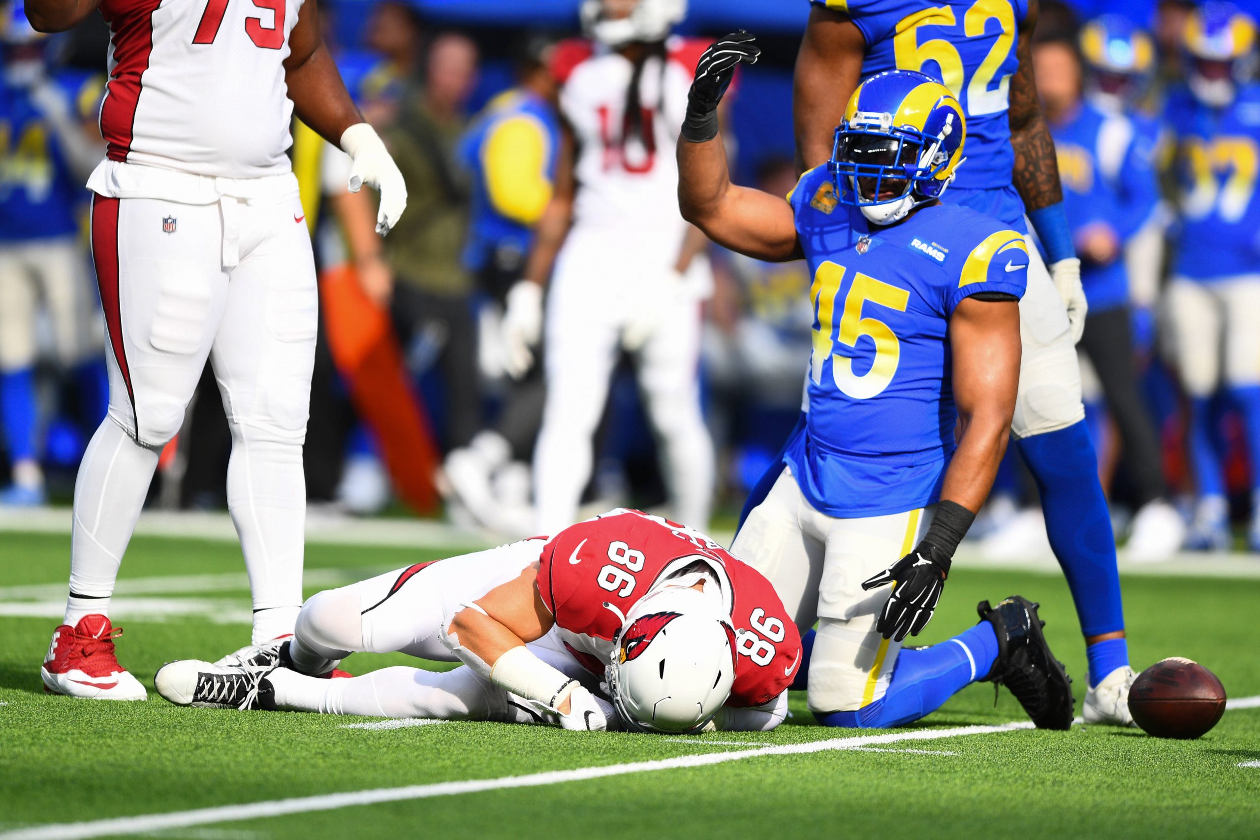 INGLEWOOD, CA - NOVEMBER 13: Los Angeles Rams Linebacker Bobby Wagner 45 calls for the trainers as Arizona Cardinals tight end Zach Ertz 86 is injured on a play during the NFL, American Football Herren, USA game between the Arizona Cardinals and the Los Angeles Rams on November 13, 2022, at SoFi Stadium in Inglewood, CA. Photo by Brian Rothmuller/Icon Sportswire NFL: NOV 13 Cardinals at Rams Icon221113023