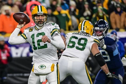 NFL, American Football Herren, USA Tennessee Titans at Green Bay Packers Nov 17, 2022 Green Bay, Wisconsin, USA Green Bay Packers quarterback Aaron Rodgers 12 throws a pass in the first quarter against the Tennessee Titans at Lambeau Field. Green Bay Lambeau Field Wisconsin USA, EDITORIAL USE ONLY PUBLICATIONxINxGERxSUIxAUTxONLY Copyright: xBennyxSieux 20221117_ojr_bs5_060