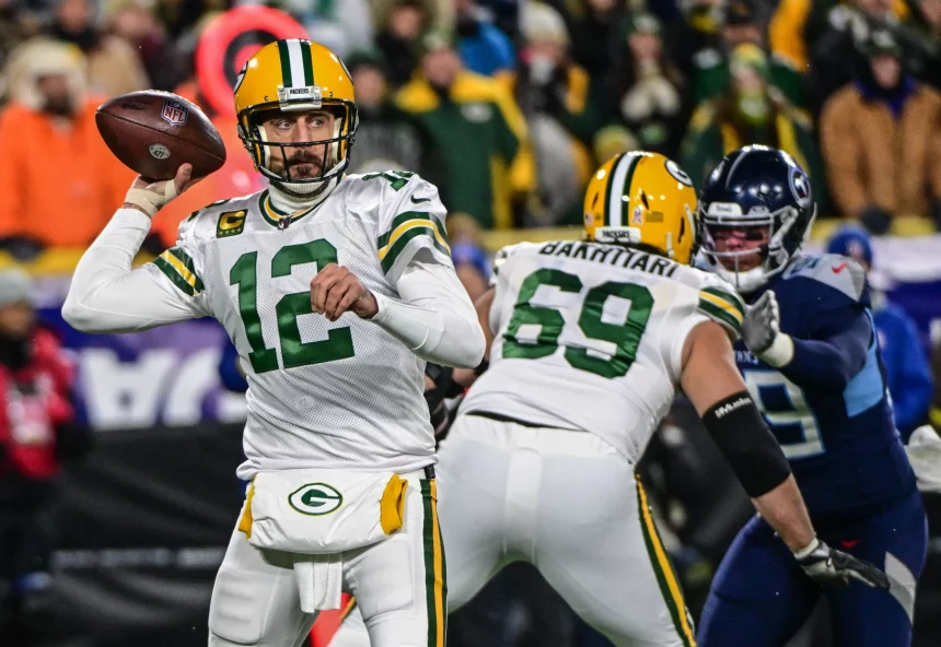 NFL, American Football Herren, USA Tennessee Titans at Green Bay Packers Nov 17, 2022 Green Bay, Wisconsin, USA Green Bay Packers quarterback Aaron Rodgers 12 throws a pass in the first quarter against the Tennessee Titans at Lambeau Field. Green Bay Lambeau Field Wisconsin USA, EDITORIAL USE ONLY PUBLICATIONxINxGERxSUIxAUTxONLY Copyright: xBennyxSieux 20221117_ojr_bs5_060