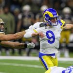 NFL, American Football Herren, USA Los Angeles Rams at New Orleans Saints Nov 20, 2022 New Orleans, Louisiana, USA Los Angeles Rams quarterback Matthew Stafford 9 is grabbed by New Orleans Saints linebacker Kaden Elliss 55 in the second quarter at the Caesars Superdome. New Orleans Caesars Superdome Louisiana USA, EDITORIAL USE ONLY PUBLICATIONxINxGERxSUIxAUTxONLY Copyright: xChuckxCookx 20221120_cec_ac9_018